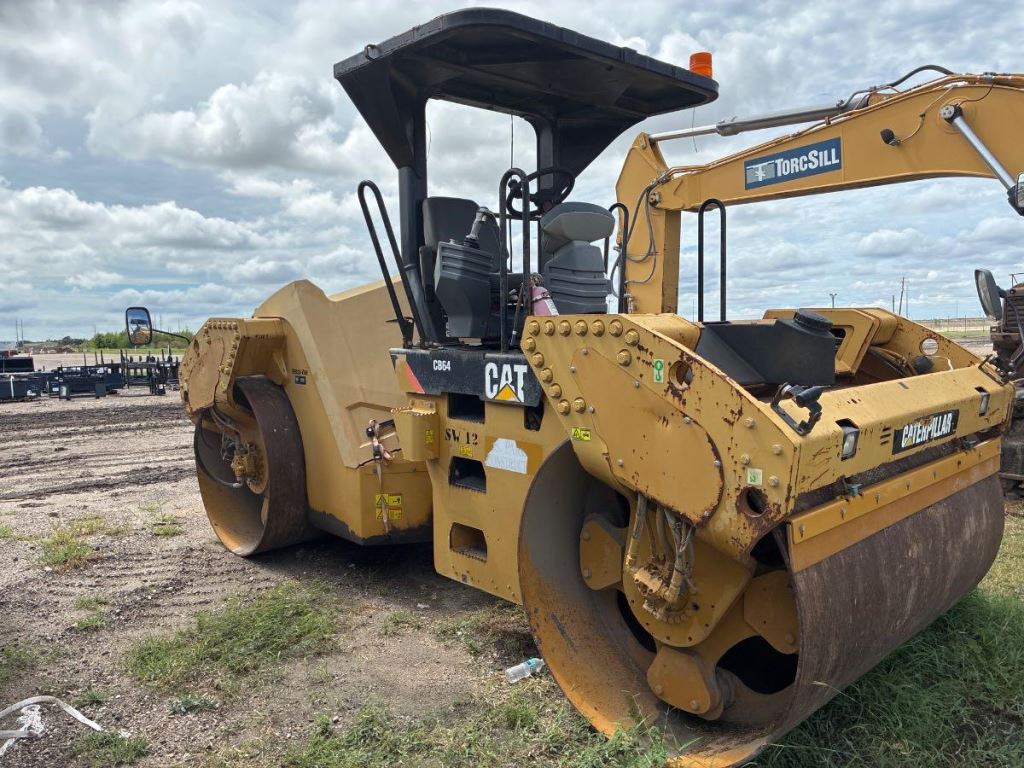 Compactador Caterpillar CB64 