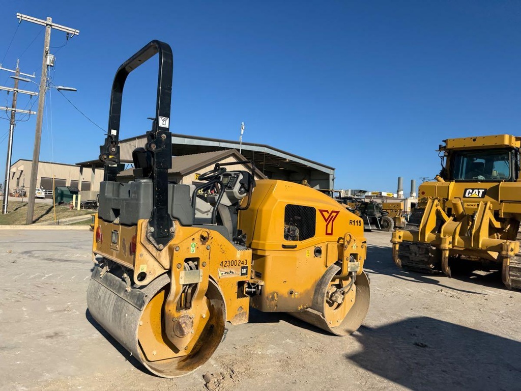 Vibrocompactador tandem CB34B 