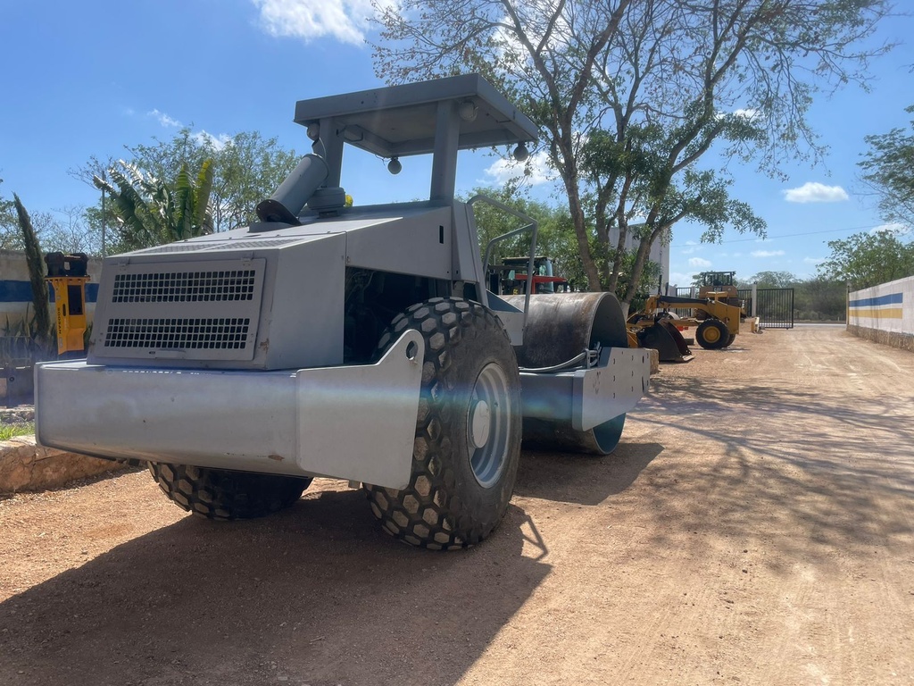 Vibrocompactador CA250D