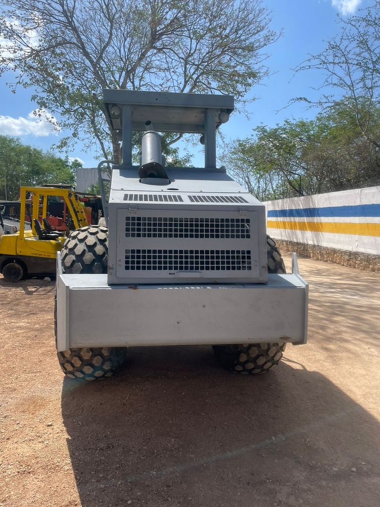 Vibrocompactador CA250D