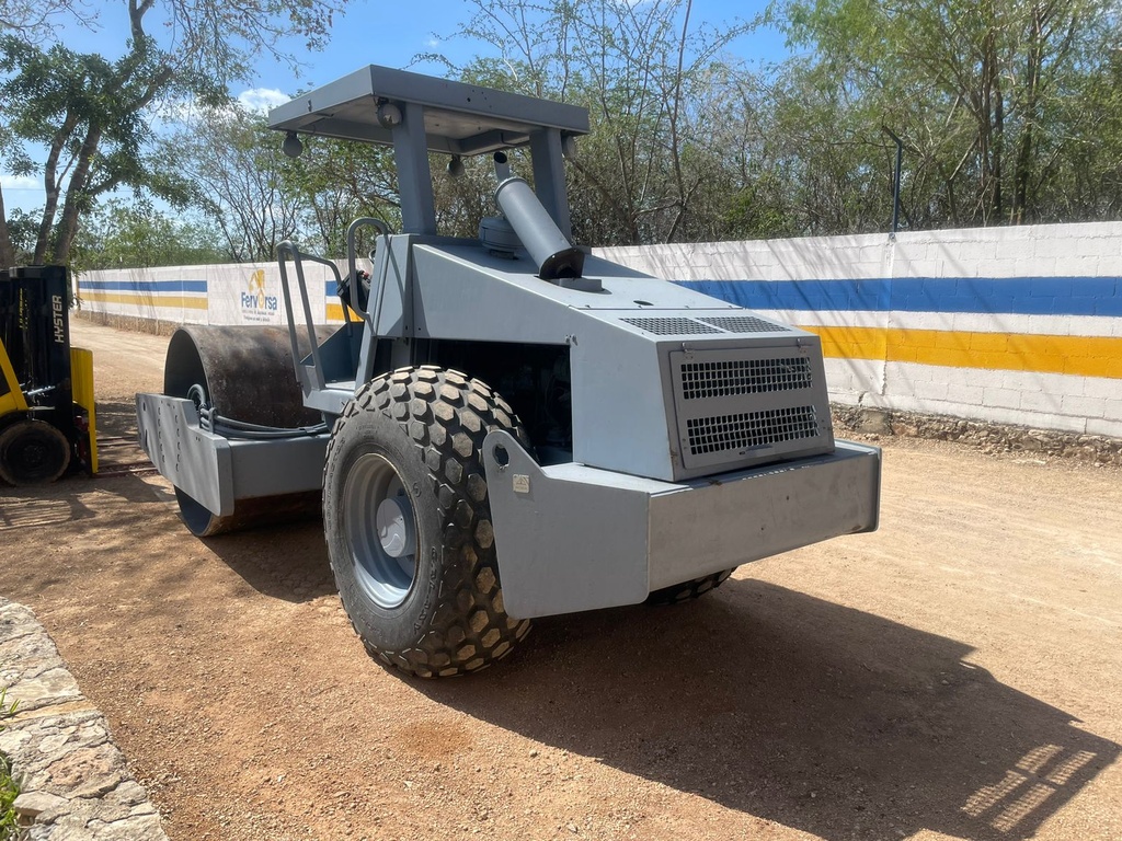 Vibrocompactador CA250D