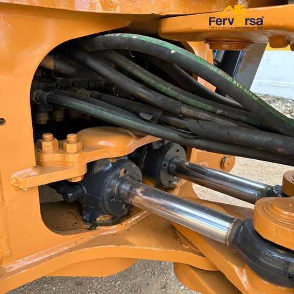 Retroexcavadora Case 580 Super L 4x4 Año 2000 con Kit Hidráulico y Cabina Cerrada