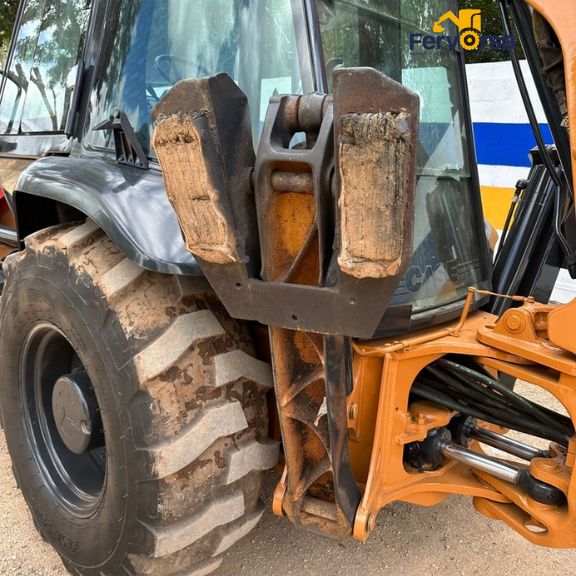 Retroexcavadora Case 580 Super L 4x4 Año 2000 con Kit Hidráulico y Cabina Cerrada