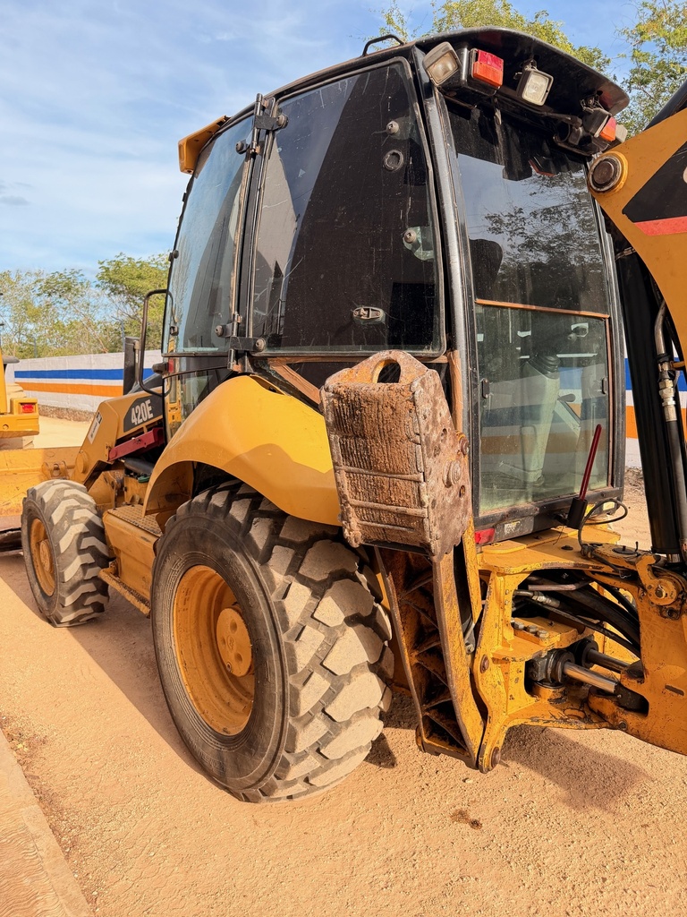 Retroexcavadora Caterpillar 420E 4x4 Kit Martillo Brazo Extensible 2010