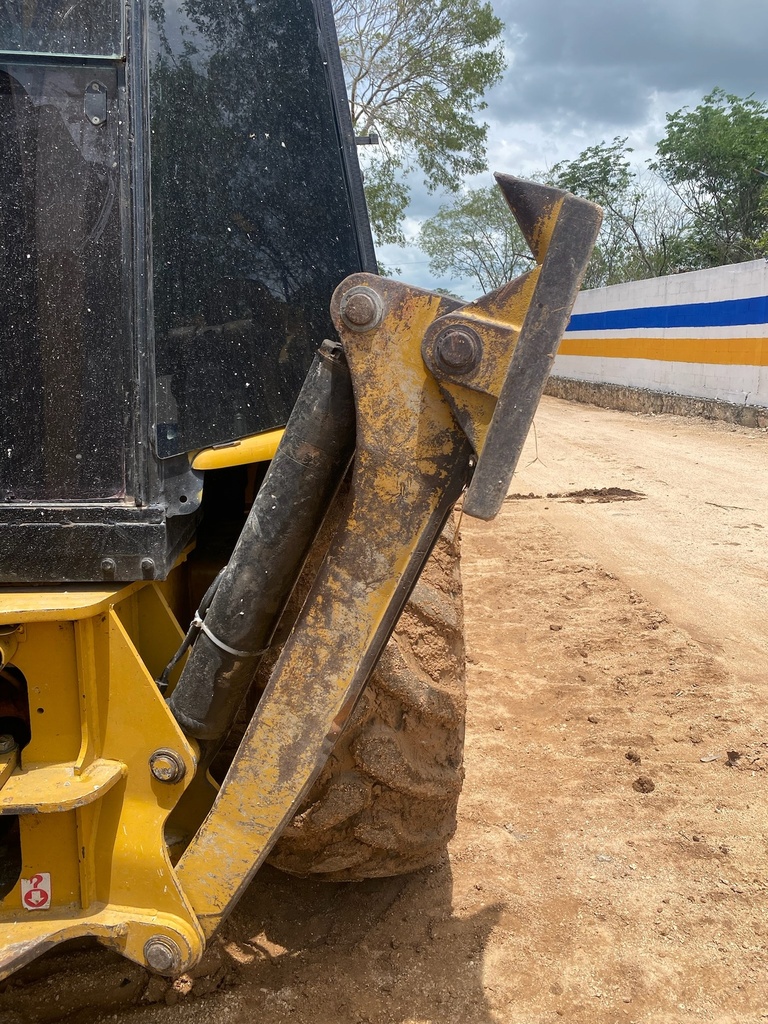 Retroexcavadora Caterpillar 420D