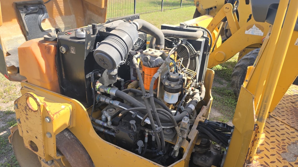 Compactador Caterpillar CB24 2011 | Double Drum Roller