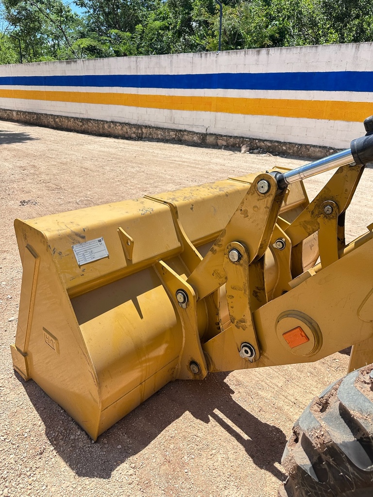 Retroexcavadora Caterpillar 424 2026