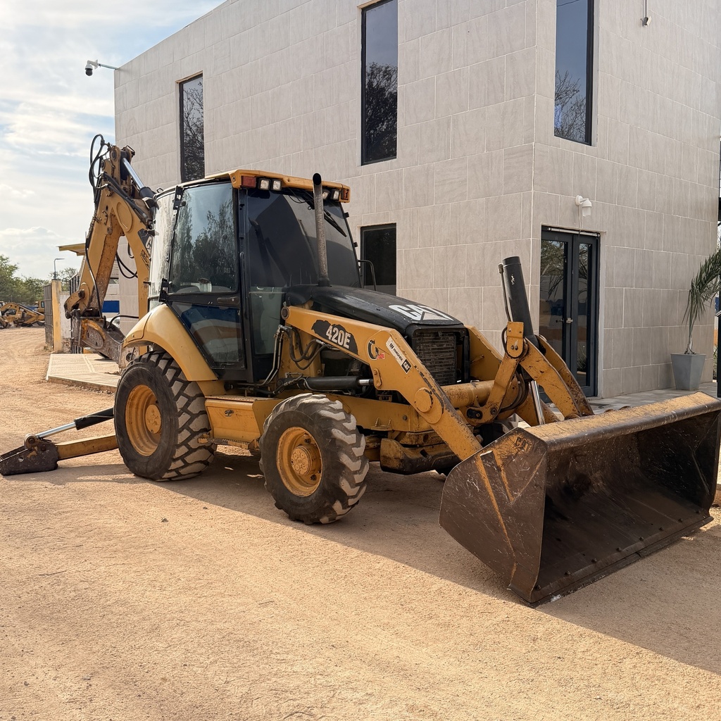 Retroexcavadora 420E 4x4 ext. cab. kit martillo 2010 