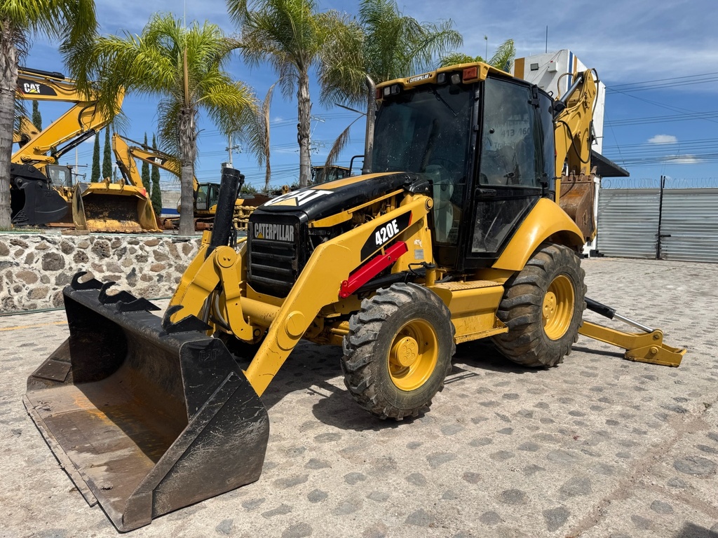 Retroexcavadora Caterpillar 420E 4x4