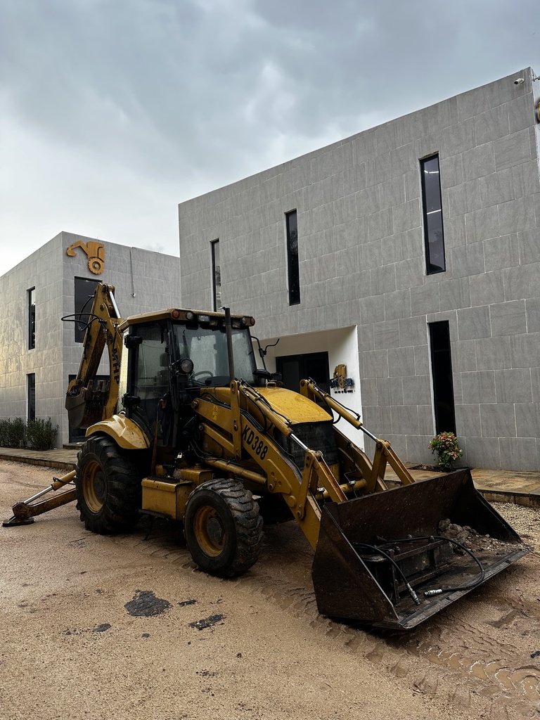 Retroexcavadora KD 388 2023 | 4x4 con 4,000 hrs y Cucharón 1.0 m³