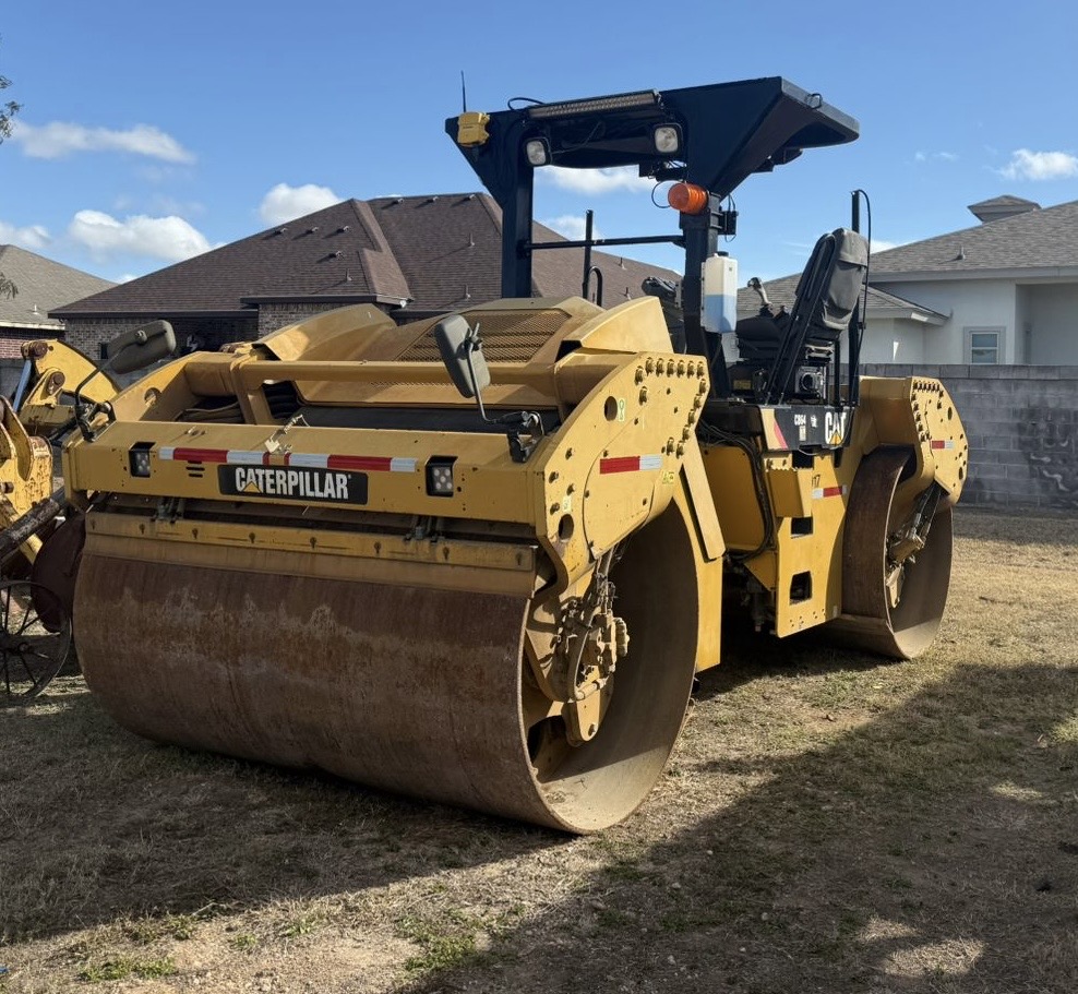 Vibrocompactador CB64 