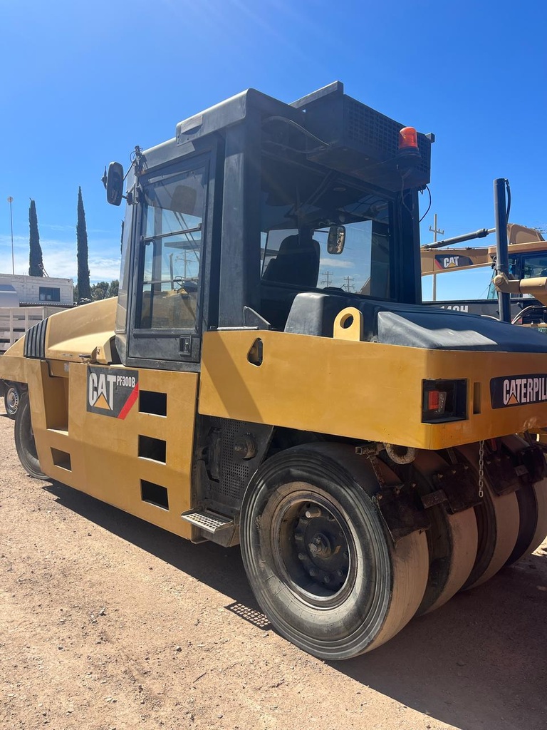 Compactador Neumático Caterpillar PF-300B | 99 HP con Sistema de Riego y 21 Ton Máx