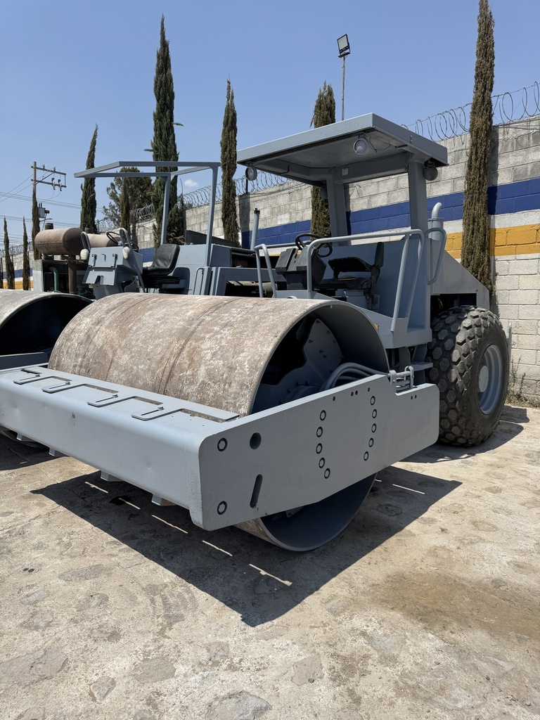 Vibrocompactador CA250D