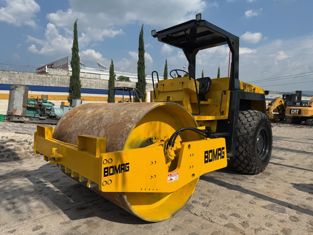Vibrocompactador Bomag BW213D-2 