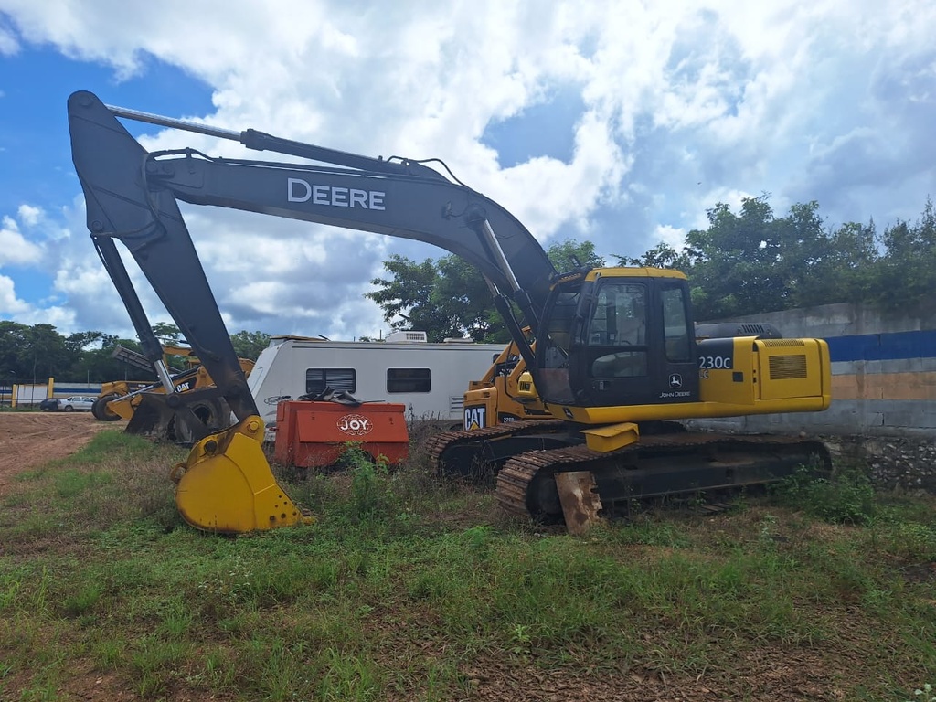 Excavadora John Deere 230CLC 