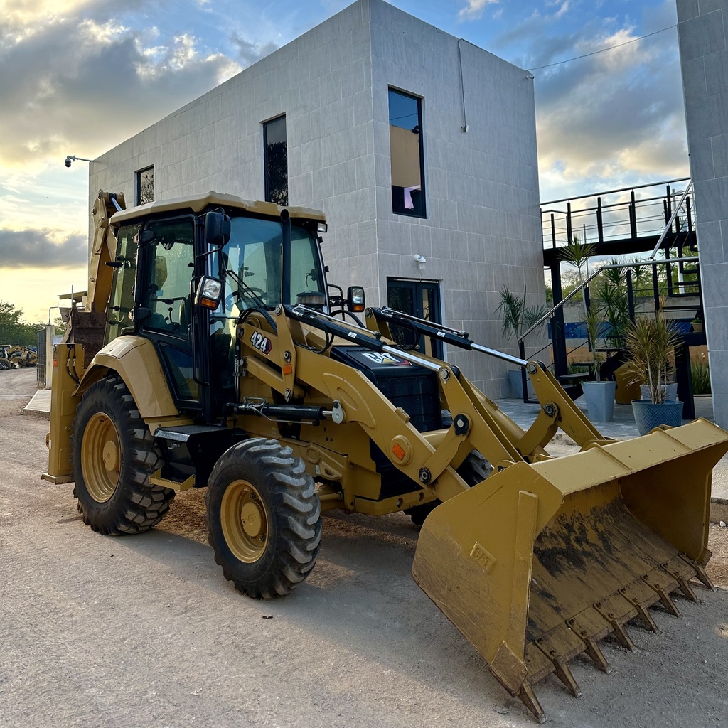 Retroexcavadora Caterpillar 424 Año 2025