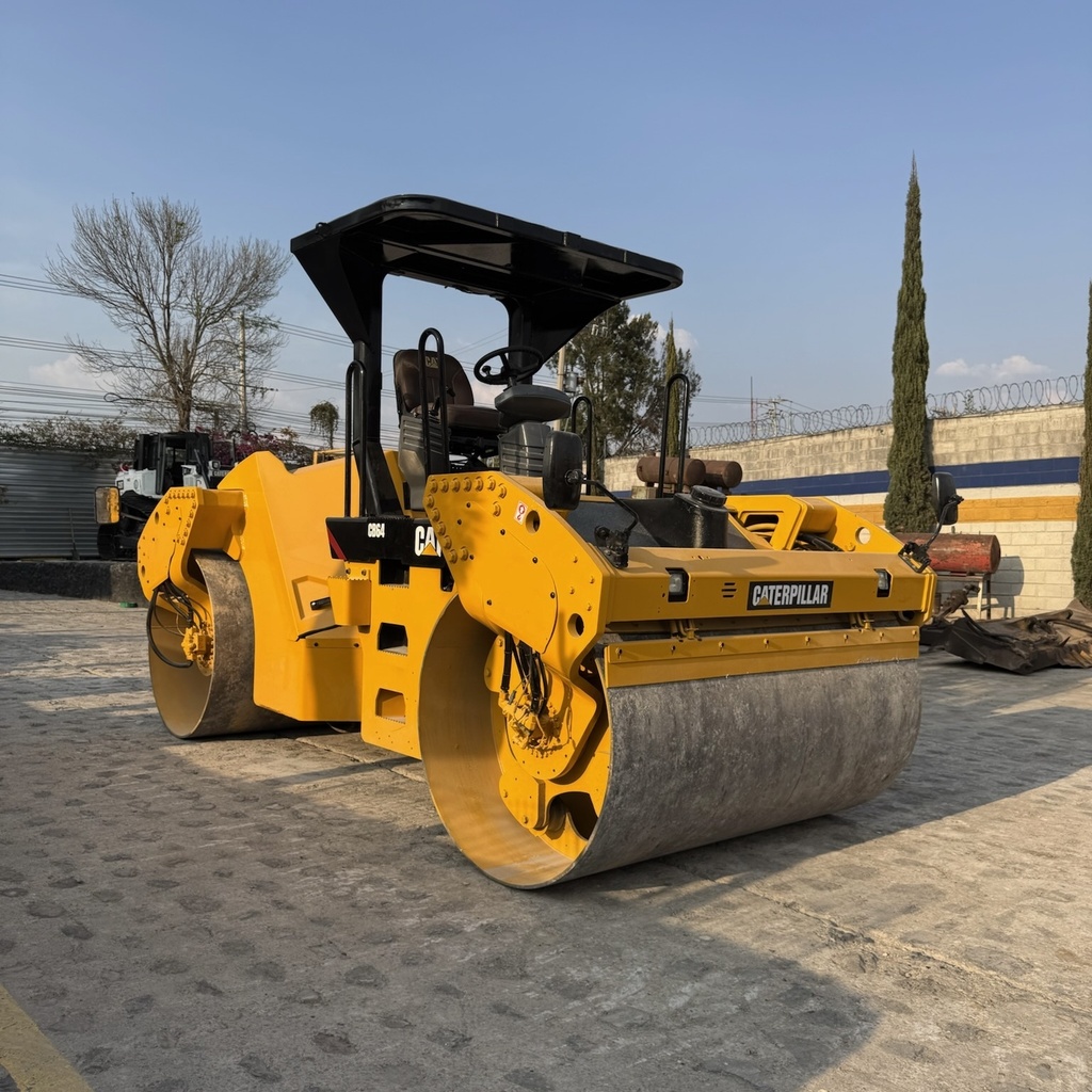 Compactador de Asfalto Caterpillar CB64 2009 en Venta en Celaya | 5,400 Horas Entrega Inmediata 