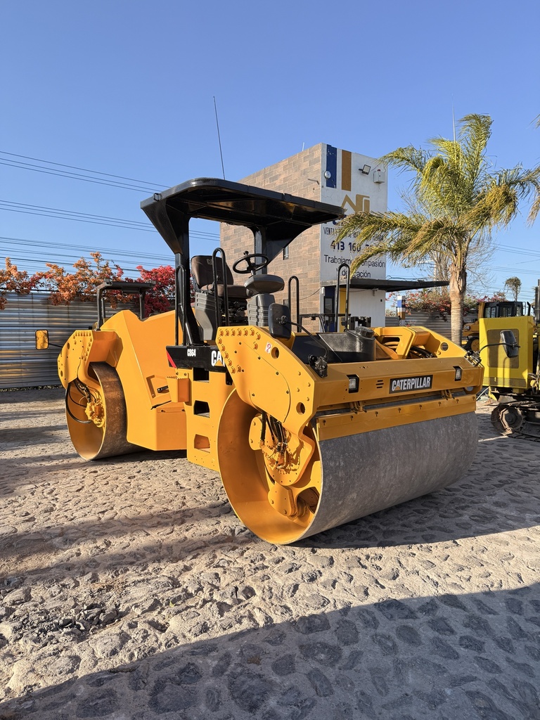 Vibrocompactador Tándem Caterpillar CB64 2009 | 400 hrs y 2.0 m de Ancho de Trabajo