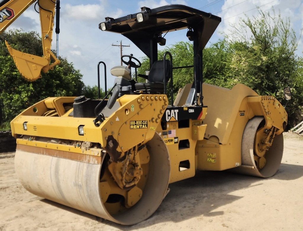 Vibrocompactador Tándem Caterpillar CB64 2018 | 12 Ton con Rodillos 2.13 m y 4,000 hrs