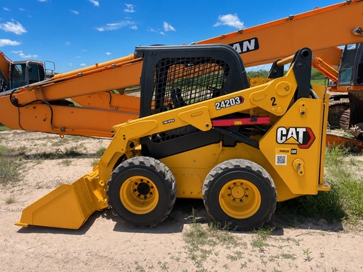 [0583] Minicargador Caterpillar 242D3 