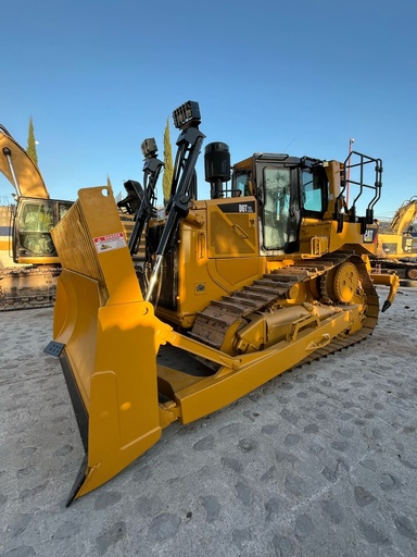 [0523] Tractor Bulldozer D6T 